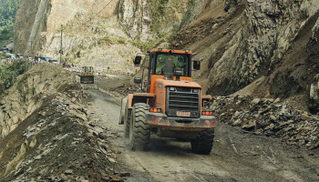 Mugling–Narayanghat Road Closed Due to Landslide – Travelers Advised to Use Alternative Routes