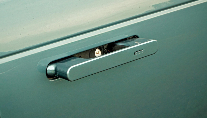 China to Ban Hidden Car Door Handles Over Safety Concerns