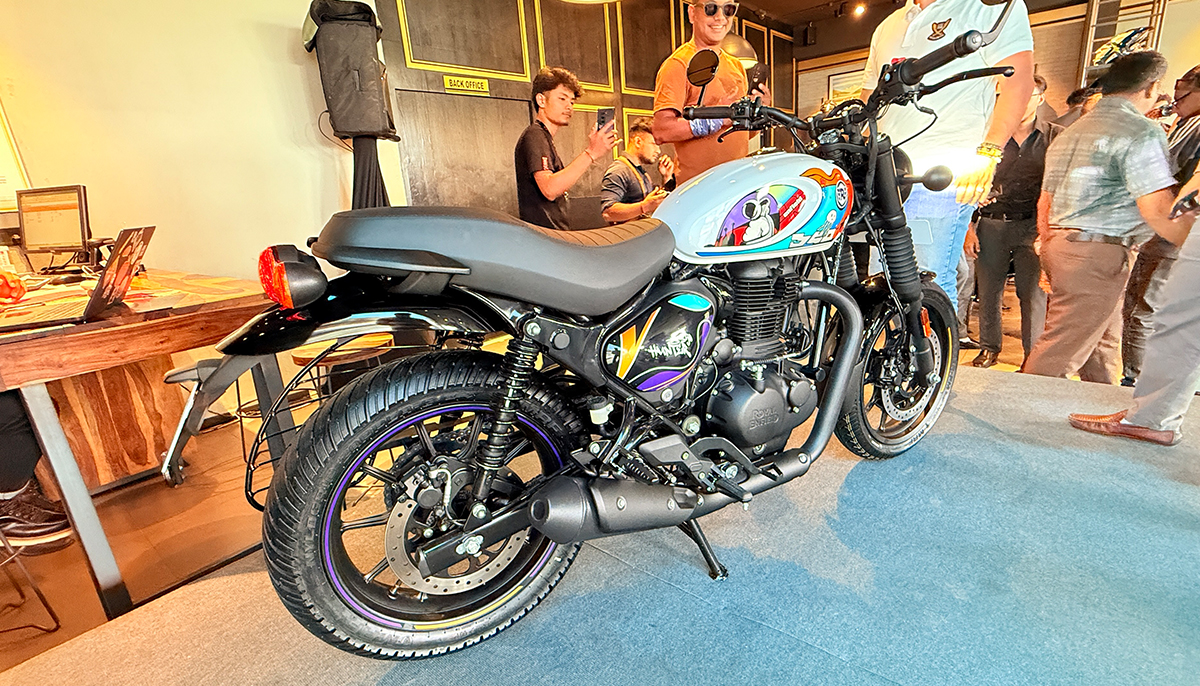 Royal-Enfield-Hunter350-Moonshot-white-2-1789546773.jpg